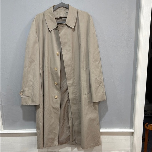 Tan Trench Coat with Adjustable Cuffs and Traditional Collar - Picture 5 of 9